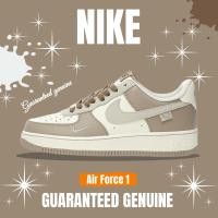 ราคา จัดส่งฟรี Nike Air Force 1 07 Low QS Mocha Brown Sail White Swoosh DB3301 133 รองเท้าผ้าใบ รองเท้า nike (23671412708)