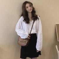 ราคา เสื้อเชิ้ตสีขาวแขนยาว ใส่ทำบุญ เสื้อผ้าผู้หญิงเกาหลีลูกไม้เรียบง่าย เสื้อแขนยาวคอวีดูผอมทรงหลวม (22865973233)
