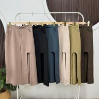 ราคา SURI SKIRT กระโปรงผ่าโค้ง ซิปตะขอหน้า มีกระเป๋า 2 ข้าง ผ้าบาร์บี้เปเป้ (29250077168)
