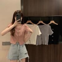 ราคา เสื้อครอปไหมพรมคอกลม เสื้อเอวลอย เสื้อสไตล์เกาหลี โชว์อกตรงกลาง y2k เเต่งกระดุม 60349 (24820813804)
