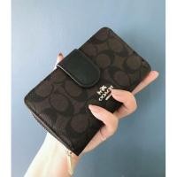 ราคา พร้อมส่ง Coach สองพับ ขนาด 6 5 นิ้ว ใส่แบงค์แนวยาวได้ กระเป๋าสตางค์ใบกลาง wallet bag โค้ช (2101736828)