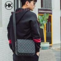 ราคา กระเป๋าสะพาย LV ขนาด 10 นิ้ว กระเป๋าสะพายรุ่นที่คุณผู้ชายนิยม พร้อมส่ง (7832596877)