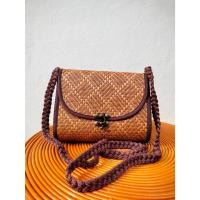 ราคา กระเป๋าสะพายสายถักใหญ่ E (22355736868)