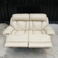 ราคา เก้าอี้พักผ่อนหนัง 2 ที่นั่ง สีครีม เก้าอี้ปรับเอนนอน โซฟาพักผ่อน Recliner (22884445343)