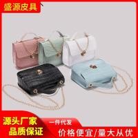 ราคา พร้อมส่ง กระเป๋าสะพายข้าง ทรงสี่เหลี่ยม ลายหนังจระเข้ พร้อมสายสะพาย ขนาดเล็ก (24707522515)