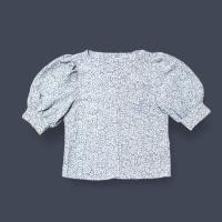 ราคา titivate เสื้อคอวี ไซส์ S ผ้าโพลีเอสเตอร์ ลายดอก สีครีม ออกเขียว มือสอง (24402486891)