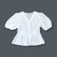 ราคา Uniqlo เสื้อเชิ้ต ไซส์ S คอวี แขนตุ๊กตา สีขาว off white ป้ายแคร์บิน มือสอง (23360238872)