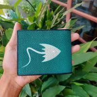 ราคา กระเป๋าปลากระเบน กระเป๋าหนังปลากระเบน สีเขียว รูปลาสีขาวตรงมุข หนังปลากระเบน กระเป๋าสตางค์ปลากระเบนแท้ เสียบบิลหลัง S27 (18559453419)