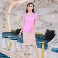 ราคา ชุดเดรสผ้าไหมญี่ปุ่นลายไทยสีชมพู อัดกาว คอวีกระดุมปั๊ม เชิงทอง บุซับในเย็บหลบแบบงานสูท (8768893570)