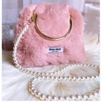 ราคา Miu Miu Bag กระเป๋าขนเฟอร์ พร้อมสายมุก ถอดออกได้ (22363778802)