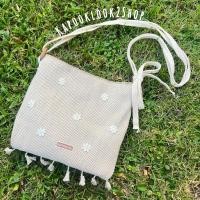 ราคา กระเป๋าสะพาย มินิมอล แต่งพู่ แต่งเดซี่ งานสาน ผ้าฝ้าย เยื้อกระสอบ ดีเทลน่ารักไม่ซ้ำใคร แมตช์เข้าทุกชุด (24813158053)