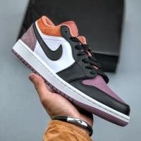 ราคา รองเท้ากีฬาลําลอง Nike Air Jordan 1 Low SE FB9907 102 (25831672737)