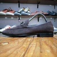 ราคา รองเท้าแบรนด์ดัง ซัลวาทอร์เร่ เฟอร์รากาโม่ Salvatore Ferragamo แท้ มือสอง สภาพดี ทรงโลฟเฟอร์ หนังแท้ หนังกลับสีน้ำตาล (28100329046)