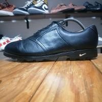 ราคา รองเท้าตีกอล์ฟ ไนกี้ NIKE แท้ มือสอง ราคาเบา เบา ทรงอ๊อกฟอร์ด หนังแท้สีดำ พื้นใช้งานมาน้อย ข้างในสะอาด (26900319442)
