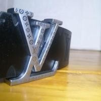 ราคา เข็มขัด แบรนด์เนม หลุยส์ วิตตอง LouisVuitton มือสอง สภาพดี มาก หนังแท้สีดำลายหลุยส์ หัวเข็มขัดโลหะสีเงินลายหลุยส์ (26650383199)