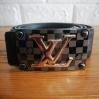 ราคา เข็มขัด แบรนด์เนม หลุยส์ วิตตอง LouisVuitton มือสอง สภาพดี มาก หนังแท้สีดำ หัวเข็มขัดโลโก้LVสีทองบนลายหมากรุกหลุยส์ (25676070155)