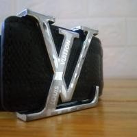 ราคา เข็มขัด แบรนด์เนม หลุยส์ วิตตอง LouisVuitton มือสอง สภาพดี มาก หนังแท้สีน้ำตาลเข้ม หัวเข็มขัดโลหะสีเงิน สวยมาก (25376408256)