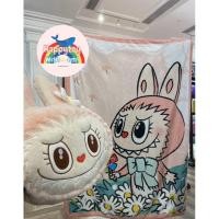 ราคา พร้อมส่งทันทีใน โค้ดส่วนลดวันที่ 6 6 300B หมอนผ้าห่ม LABUBU MOKOKO สอดมือข้างหมอนได้ (24618801485)
