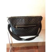 ราคา Louis Vuitton Damier Graphite Mick MM used like new authentic sale สภาพดี ไม่มีตำหนิหนักคะ สะอาดหนังแข็ง มี ใบเดียวค่ะ (16811036722)