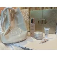 ราคา Dior ดิออร์ gift set เครื่องสำอางค์พร้อมกระเป๋าสีขาวปัดลายดิออร์ ของเเท้จากเคาเตอร์เครื่องสำอางค์ (27303726627)