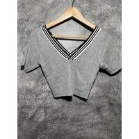 ราคา A11 เสื้อทรง crop มือสองสีเทาคอวี (15952156984)