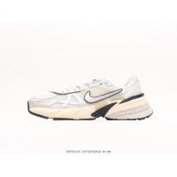 ราคา NIKE V2K Run FD0736 100 รองเท้ากีฬา ตาข่ายระบายอากาศรองเท้าวิ่งสีเทาเงินขนาด 36 45 (25878129675)