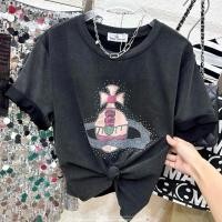 ราคา เสื้อยืด Vivienne ทรงครอปสั้นผ้าฟอกสกรีนลายรีดเพชร (27750495719)