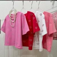 ราคา เสื้อยืดตัวสั้นกึ่งครอป Smile crystal รีดเพชรลายสมายลี่เต็มตัวด้านหน้า (24474779654)