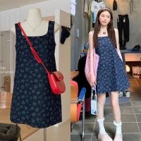 ราคา เดรสคอเหลี่ยมแขนกุด งานผ้ายีนส์ลายดอก TAG Y JIA STUDIO (29904256825)
