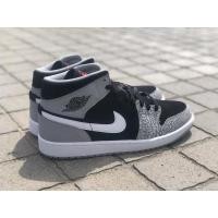 ราคา ของแท้จาก Shop รองเท้า Nike Air Jordan 1 Mid SE สี Light Smoke Grey (16070668460)
