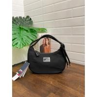 ราคา กระเป๋าสะพายไหล่ Tommy Hilfiger Small Hobo Ladies Bag กระเป๋าสะพายโฮโบ ผ้าไนลอน (23378017272)