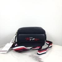 ราคา กระเป๋าสะพายข้าง TOMMY HILFIGER Mini Crossbody ด้านหน้า มีช่องใส่ของ 1 ช่อง (21870886644)