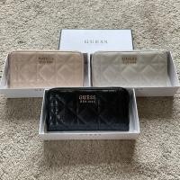 ราคา กระเป๋าสตางค์ใบยาว GUESS LONG WALLET กระเป๋าสตางค์ใบยาวซิปรอบ วัสดุตัวหนังแก้วเงา (20645841457)