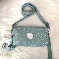 ราคา กระเป๋าสะพายข้าง ขนาดเล็ก KIPLING 3 Monkey program Seoul up clutch sling bag ขนาด 8นิ้ว (19876227219)