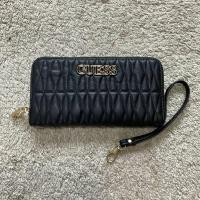 ราคา กระเป๋าสตางค์ใบยาว GUESS LONG WALLET กระเป๋าสตางค์ใบยาว สายคล้องมือ หนังนิ่ม (19645838957)