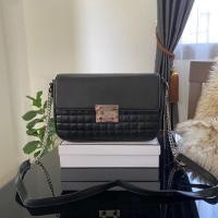 ราคา กระเป๋าสะพายข้าง GUESS ROLLA QUILTED FLAP CROSSBODY BAG กระเป๋าสะพายหนังนิ่มเรียบหรู (19271883738)