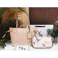 ราคา กระเป๋าสะพายไหล่ แถม ใบเล็ก LYN SAFFIANO SHOPPER TOTE BAG WITH CLUTCH (16953765358)