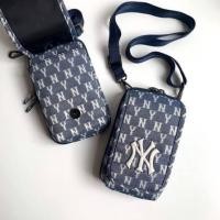 ราคา กระเป๋าสะพายข้าง ใส่มือถือMLB JACQUARD MONOGRAM NECK POUCH NEW YORK YANKEES (15404630328)
