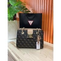 ราคา กระเป๋าถือ สะพาย กระเป๋าสะพายไหล่ Guess Logo City Small Society Satchel (12941484017)