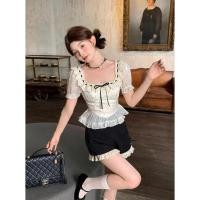 ราคา เสื้อเชิ้ตแขนสั้นคอเหลี่ยมลายจุดเย็บลูกไม้แฟชั่น Classy Top (28904096449)