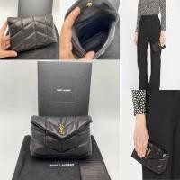 ราคา YSL Puffer Small Pouch in Quilted Lambskin Y22 กรุณาทักแชทสอบถาม เพื่อเช็คสต็อคก่อนกดสั่งนะคะ (24104644180)