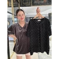 ราคา E08 เสื้อคอวีกำมะหยี่แต่งเพชร ใส่สวยมาก ผ้าดีมาก เนื้อนิ่ม ใส่สบายไม่ร้อน อก46 ยาว28 ใส่แมทกับยีนส์หรือขาสั้นสวยมาก (28754726539)