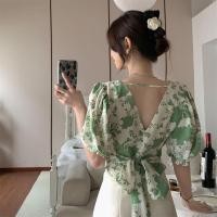 ราคา เสื้อเชิ้ตสั้นเปิดหลังลายดอกไม้ ฤดูร้อนหญิง กระชับเอว คอวี แขนสั้น ผูกโบว์ด้านหลัง (25927509478)