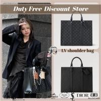 ราคา LV Louis Vuitton SAC PLAT กระเป๋าถือ กระเป๋าสะพายข้าง สไตล์เดียวกันสำหรับผู้ชายและผู้หญิง M47059 (29656193106)