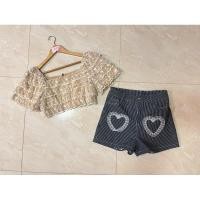 ราคา ส่งต่อ เซ็ท2ชิ้น เสื้อครอปแต่งลูกไม้ชั้นๆ งานซับในซิปหลัง กางเกงขาสั้นแต่งหัวใจลูกไม้ ไซส์L งานป้าย twins shop (23474129673)