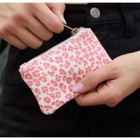 ราคา พร้อมส่งจากไทย READY TO SHIP Brandy Melville ของแท้ 100 Pink Leopard Coin Purse สภาพ 95 (22037779055)