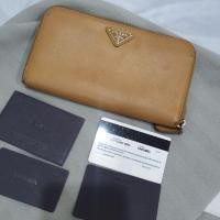 ราคา กระเป๋าสตางค์ใบยาว prada สี คาราเมล ของแท้ (27655299857)