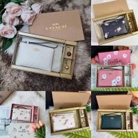 ราคา แท้ Coach Boxed Corner Zip Wristlet คล้องมือ 1 zip size S เซตกล่อง (14344165944)