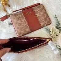 ราคา กระเป๋าคล้องมือซิปเดียว Coach Small Wristlet In Colorblock Signature Canvas งานช็อป (4776531714)