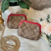 ราคา COACH NORA KISSLOCK CARD CASE IN SIGNATURE CANVAS COACH CH520 กระเป๋าใส่เหรียญ ใส่บัตร มีสายสะพายข้างได้น่ารักมากค่ะ (21987005195)